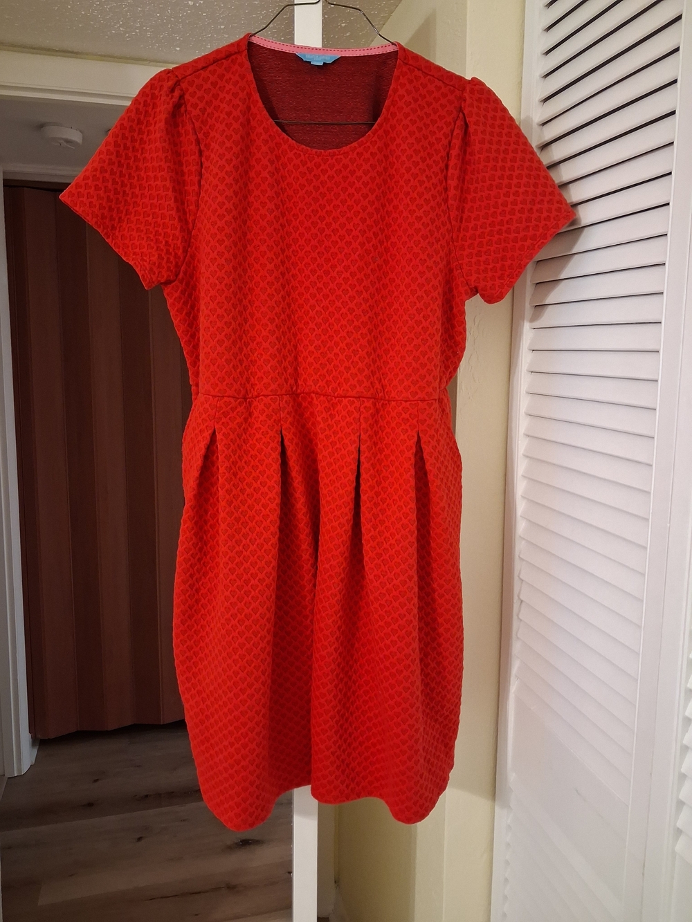 Red Textured Short Sleeve Pleated Dress